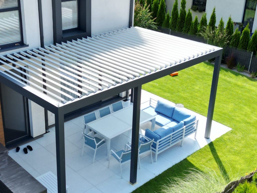 Pergola lamelowa – nowoczesne zadaszenie tarasu z regulacją kąta nachylenia lameli – contatechnika.pl