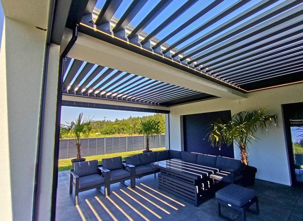 Nowoczesne zadaszenie tarasowe – pergola lamelowa – contatechnika.pl