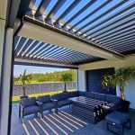 Nowoczesne zadaszenie tarasowe – pergola lamelowa – contatechnika.pl